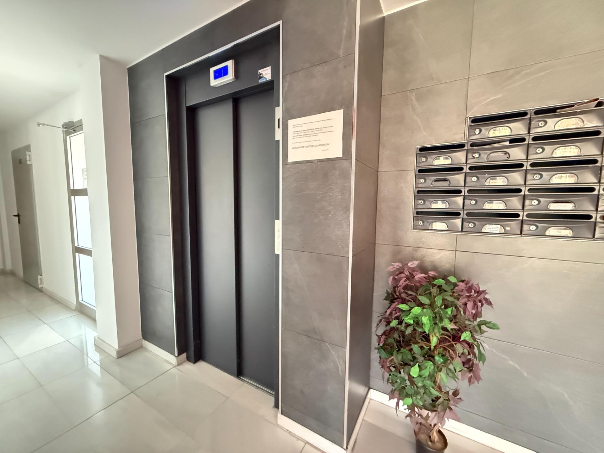 Planta baja con terraza de 80 m² en Paseo Germanías (tramo final), Gandía