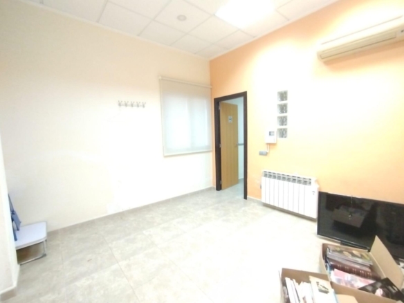 Local Comercial en Villalonga – Amplio, Versátil y con Excelente Ubicación