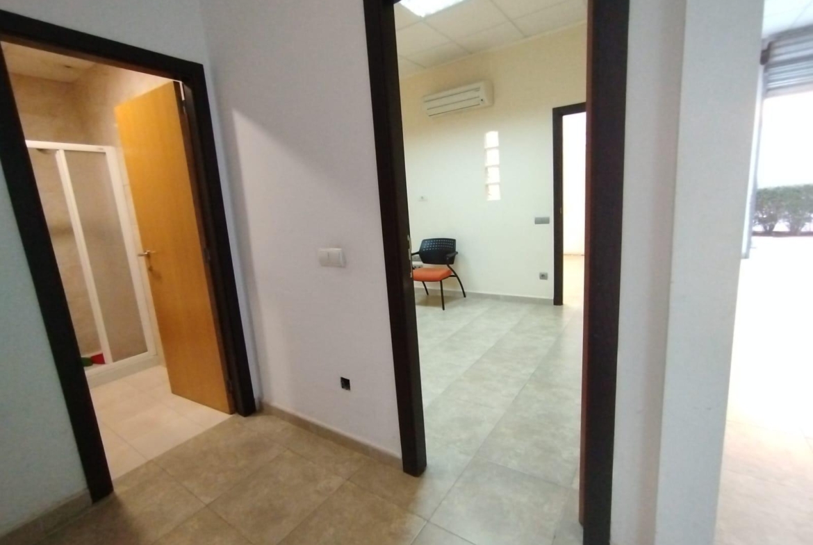 Local Comercial en Villalonga – Amplio, Versátil y con Excelente Ubicación