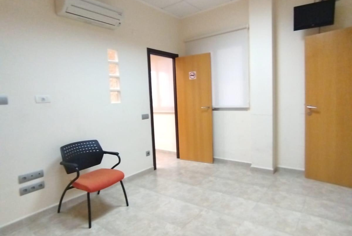 Local Comercial en Villalonga – Amplio, Versátil y con Excelente Ubicación