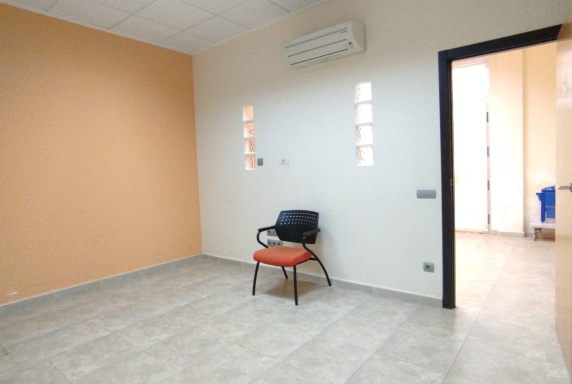 Local Comercial en Villalonga – Amplio, Versátil y con Excelente Ubicación