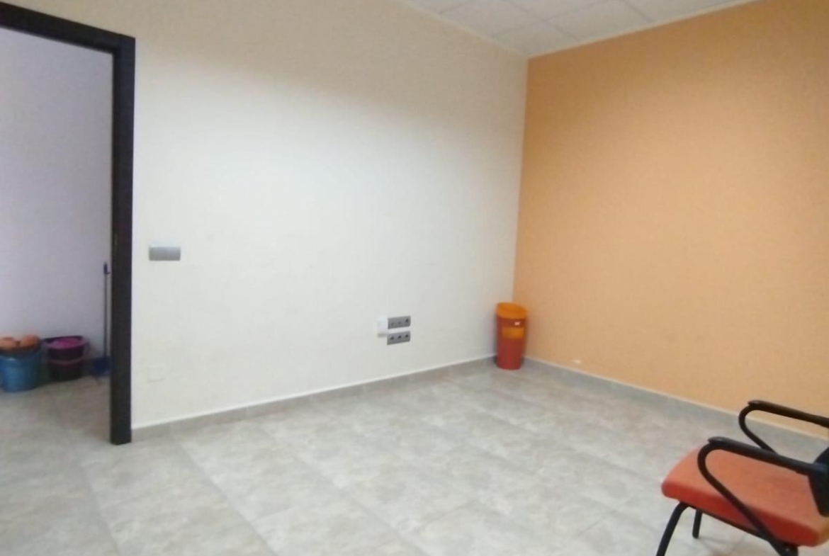 Local Comercial en Villalonga – Amplio, Versátil y con Excelente Ubicación