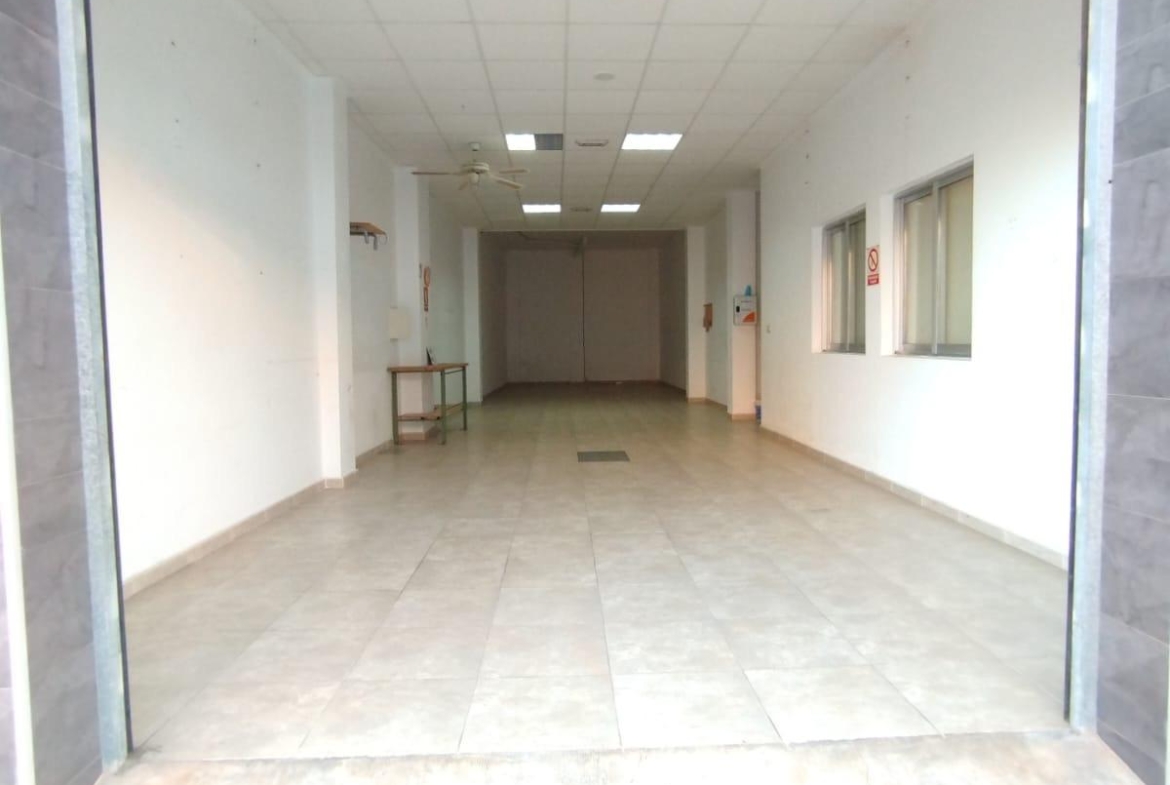 Local Comercial en Villalonga – Amplio, Versátil y con Excelente Ubicación