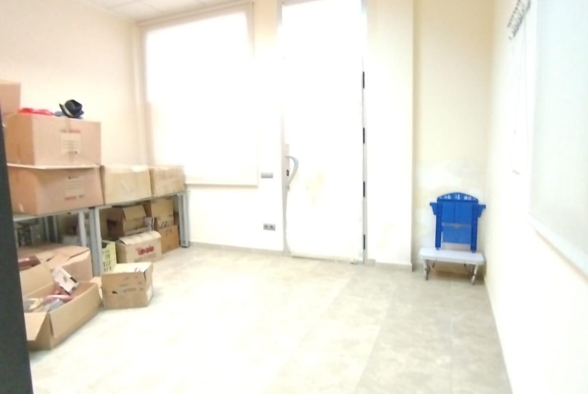 Local Comercial en Villalonga – Amplio, Versátil y con Excelente Ubicación
