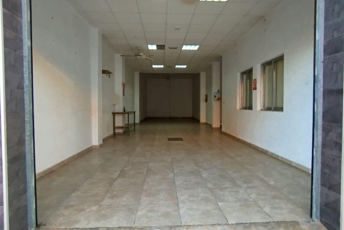 Local Comercial en Villalonga – Amplio, Versátil y con Excelente Ubicación