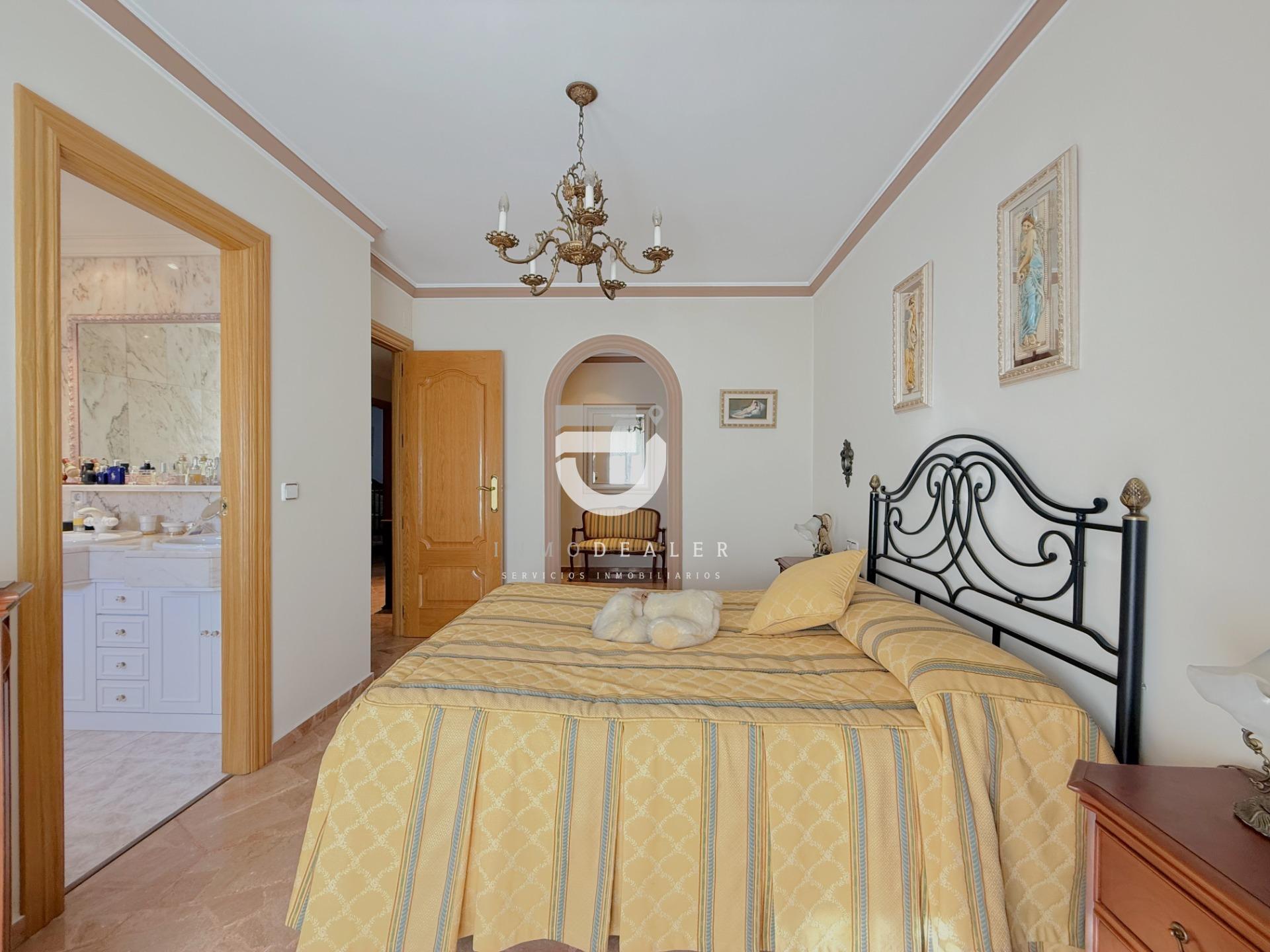 3-37-1 Impresionante Casa de 280 m² en Gandía – Espaciosa, Confortable y con Acabados de Primera Calidad