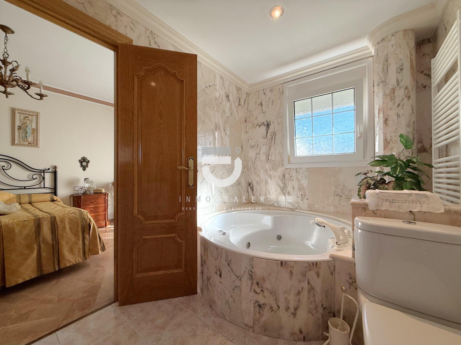 3-38-1 Impresionante Casa de 280 m² en Gandía – Espaciosa, Confortable y con Acabados de Primera Calidad