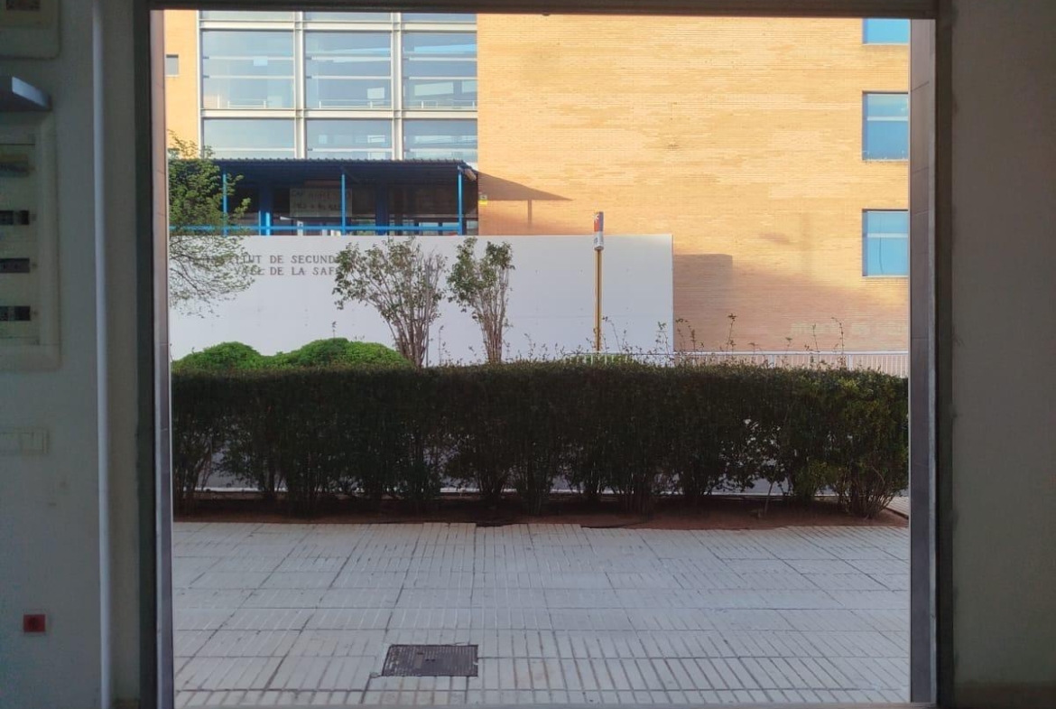 Local Comercial en Villalonga – Amplio, Versátil y con Excelente Ubicación