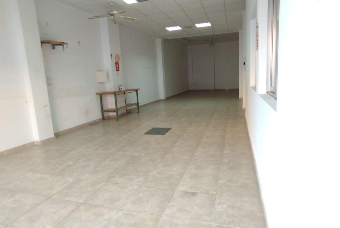 Local Comercial en Villalonga – Amplio, Versátil y con Excelente Ubicación