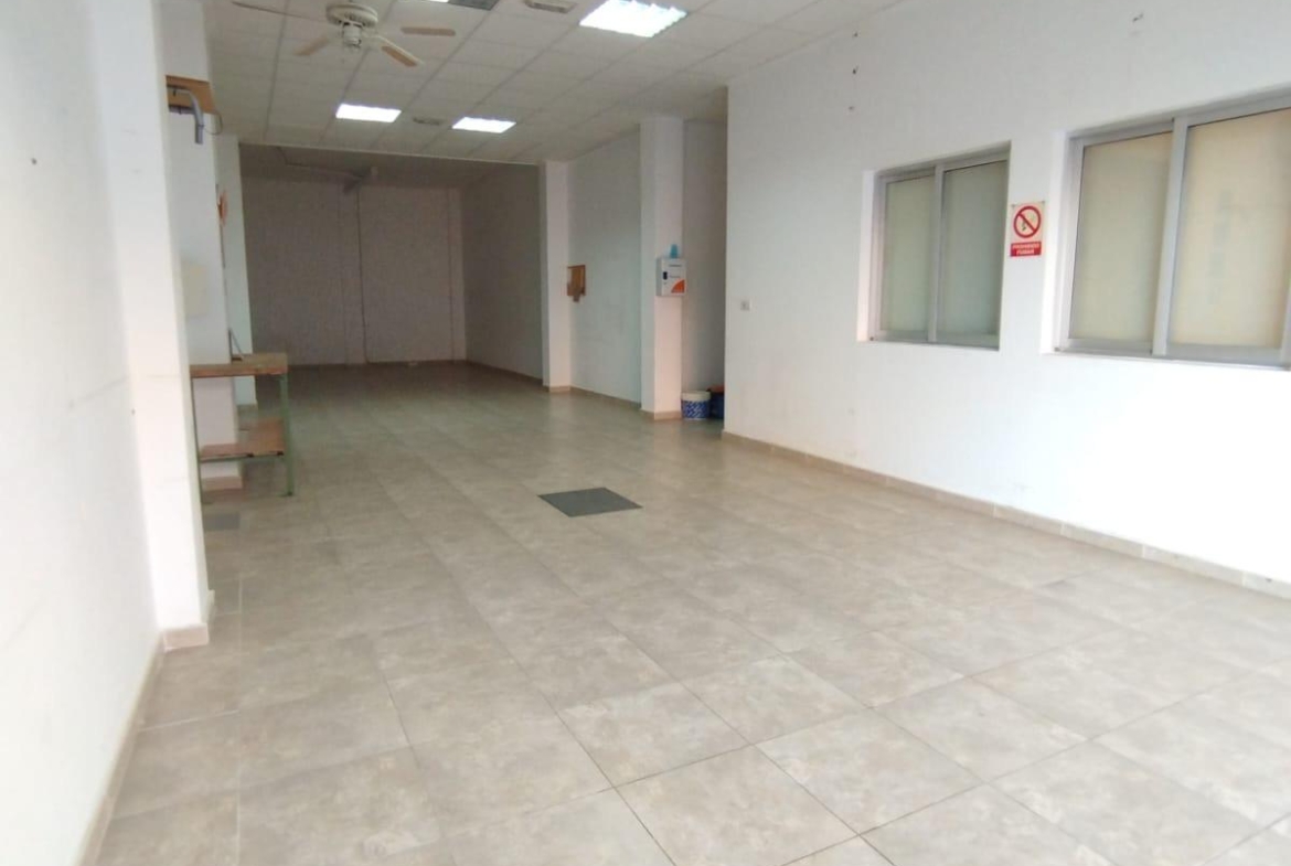 Local Comercial en Villalonga – Amplio, Versátil y con Excelente Ubicación