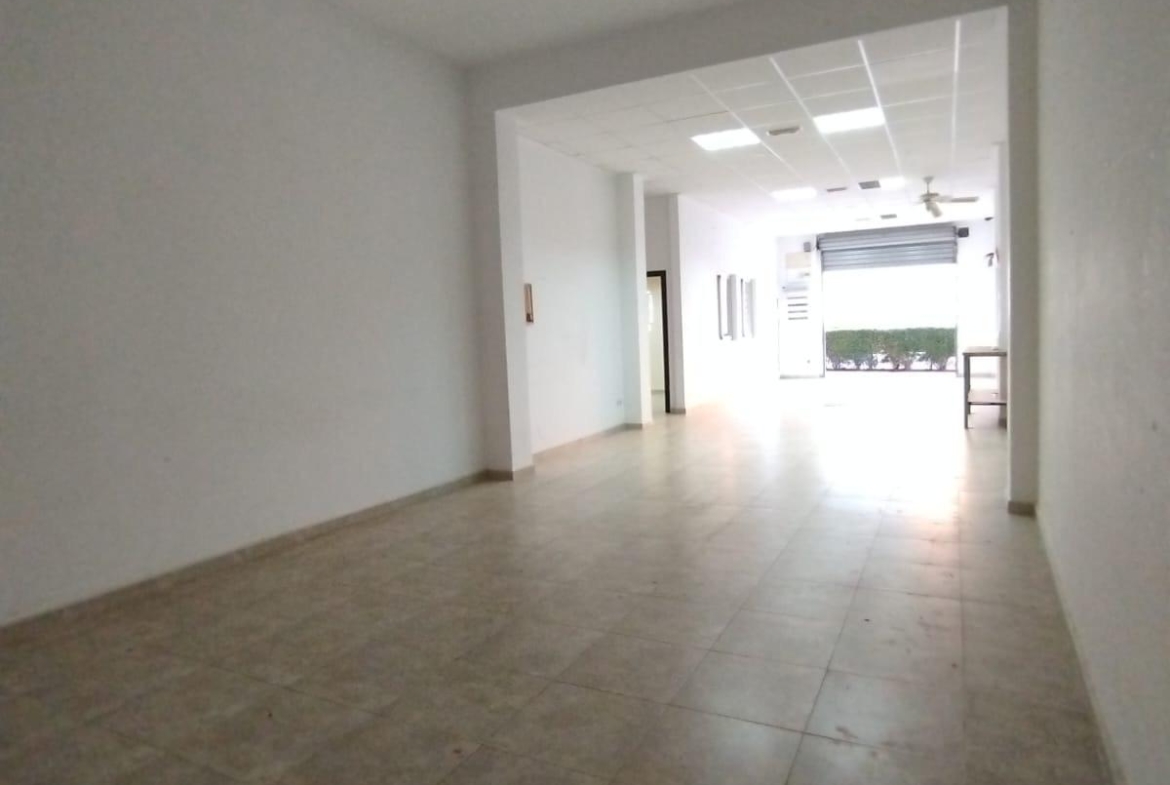 Local Comercial en Villalonga – Amplio, Versátil y con Excelente Ubicación