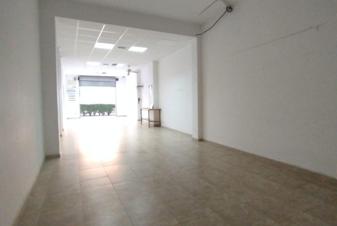 Local Comercial en Villalonga – Amplio, Versátil y con Excelente Ubicación