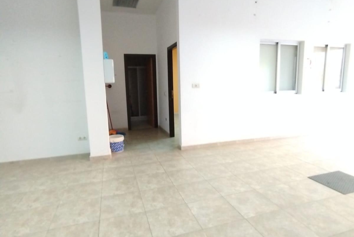 Local Comercial en Villalonga – Amplio, Versátil y con Excelente Ubicación
