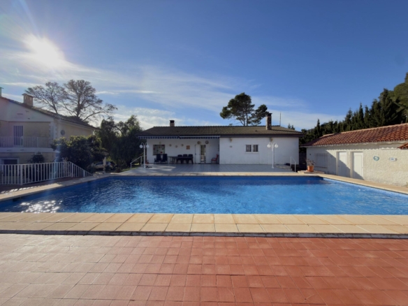 Parcela urbana en Marchuquera (Gandia) con dos chalets y múltiples posibilidades