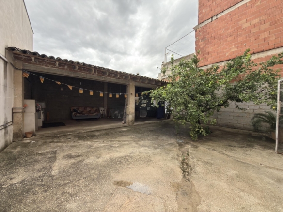 Casa reformada con gran patio y dos plantas diáfanas en Benicolet