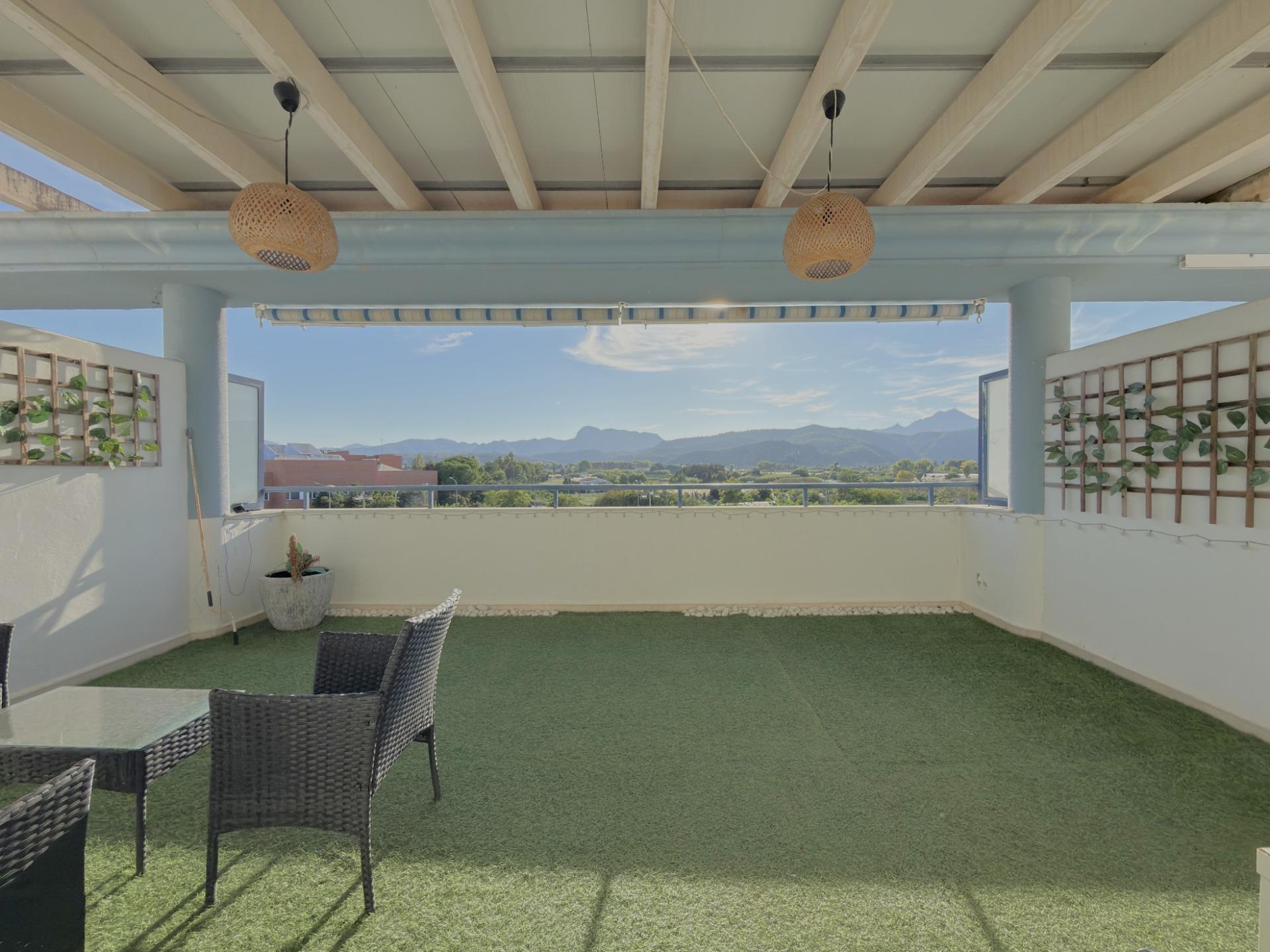 Dúplex en la playa de Gandía con terraza privada, garaje y licencia turística