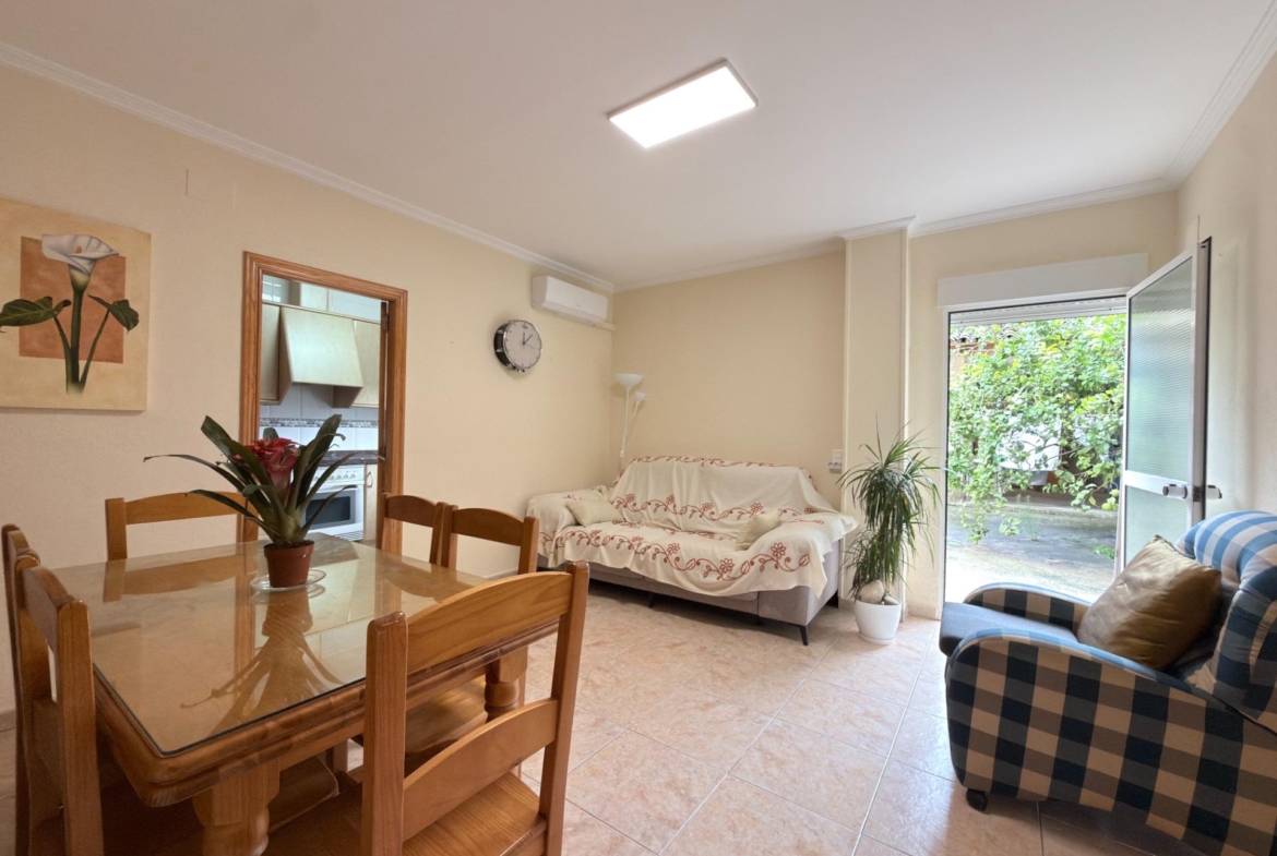 Casa reformada con gran patio y dos plantas diáfanas en Benicolet