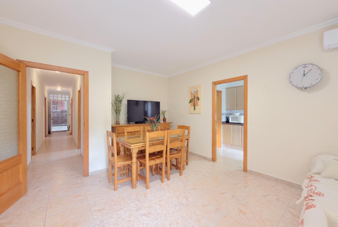 Casa reformada con gran patio y dos plantas diáfanas en Benicolet