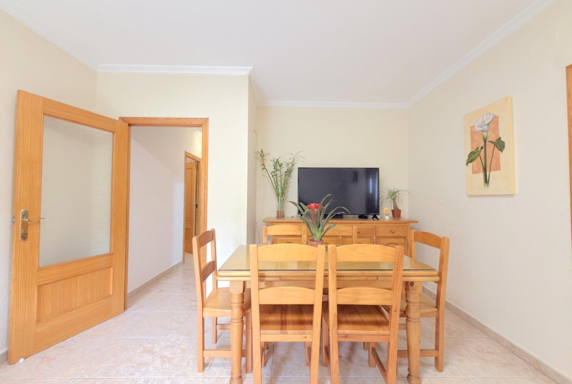 Casa reformada con gran patio y dos plantas diáfanas en Benicolet