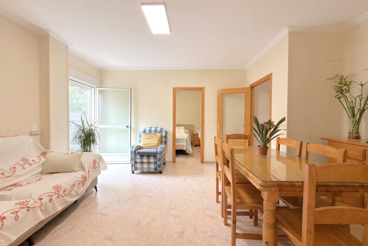 Casa reformada con gran patio y dos plantas diáfanas en Benicolet