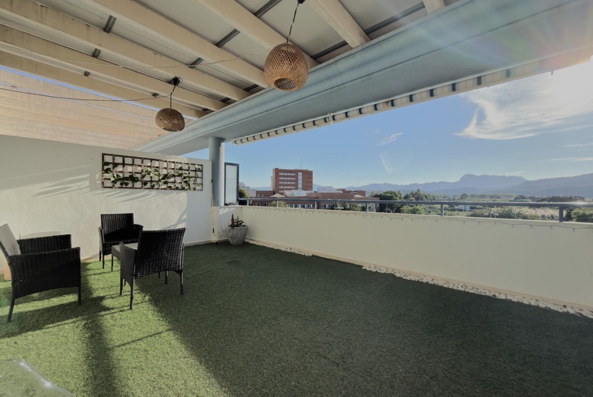 Dúplex en la playa de Gandía con terraza privada, garaje y licencia turística