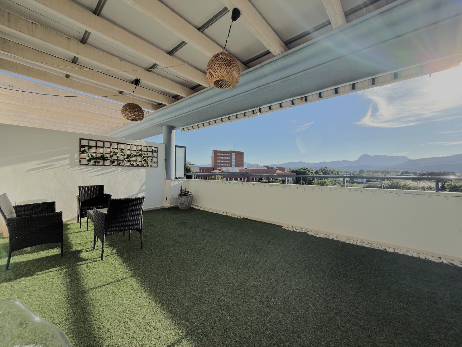 Dúplex en la playa de Gandía con terraza privada, garaje y licencia turística