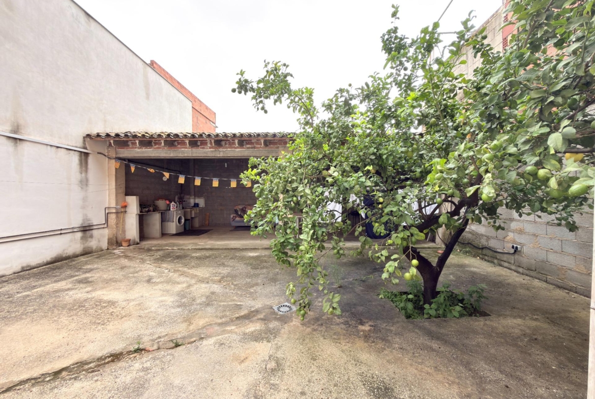 Casa reformada con gran patio y dos plantas diáfanas en Benicolet