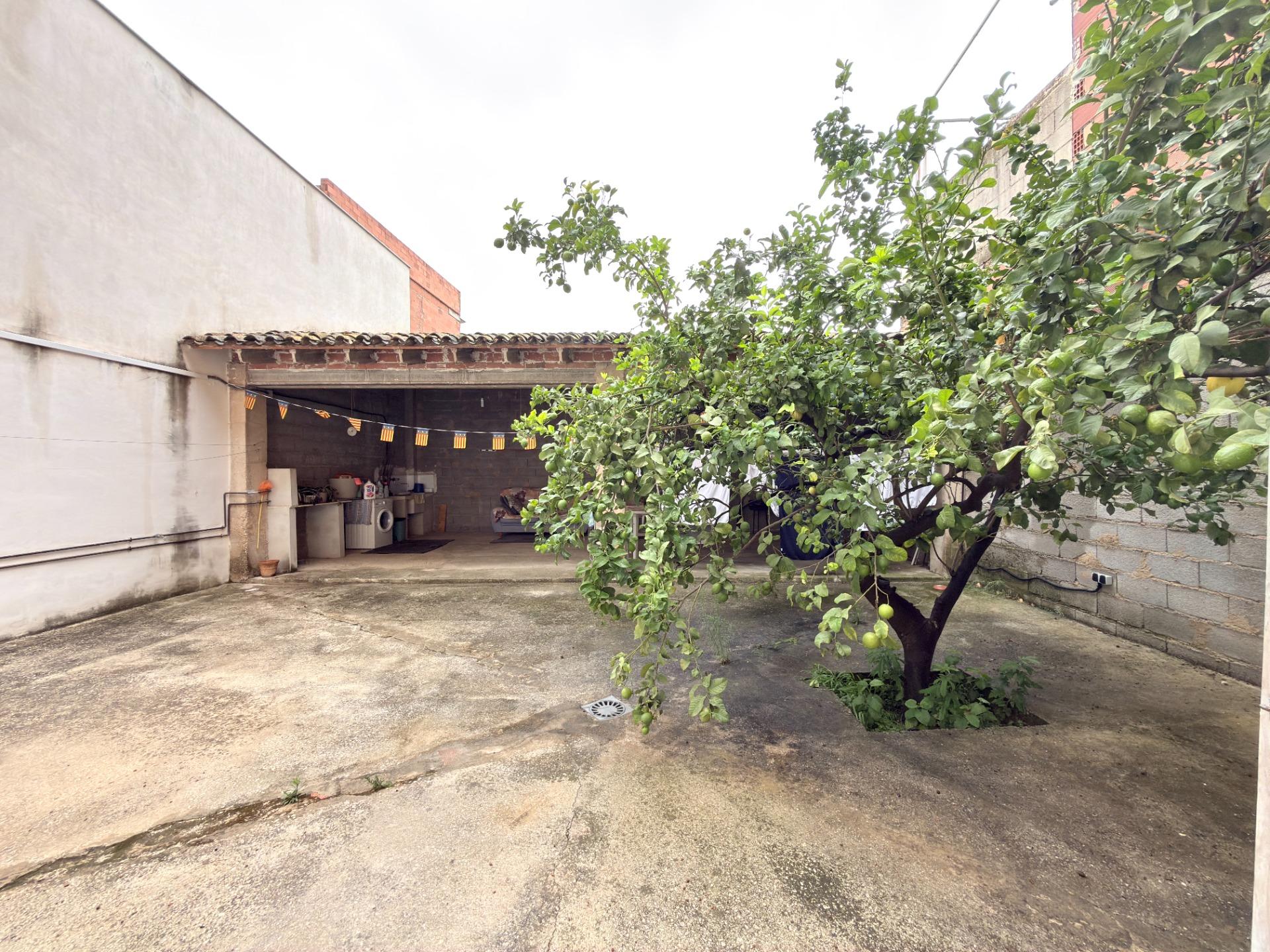 Casa reformada con gran patio y dos plantas diáfanas en Benicolet