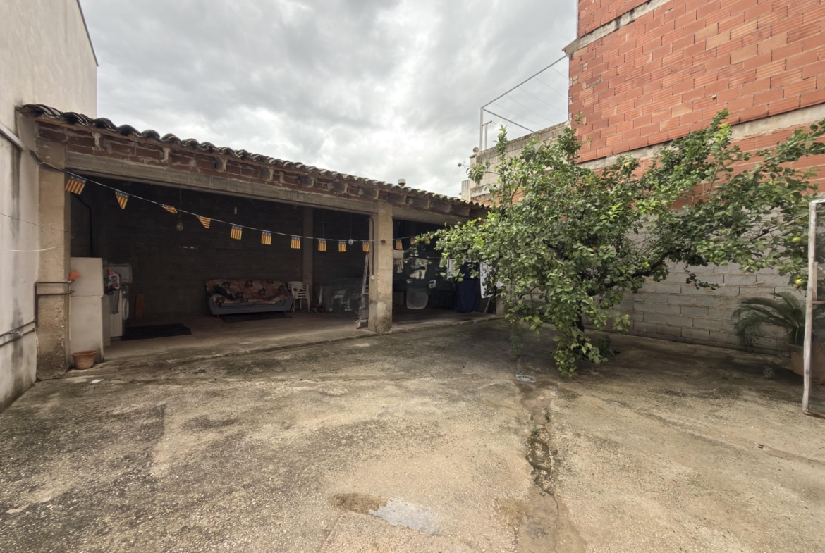 Casa reformada con gran patio y dos plantas diáfanas en Benicolet