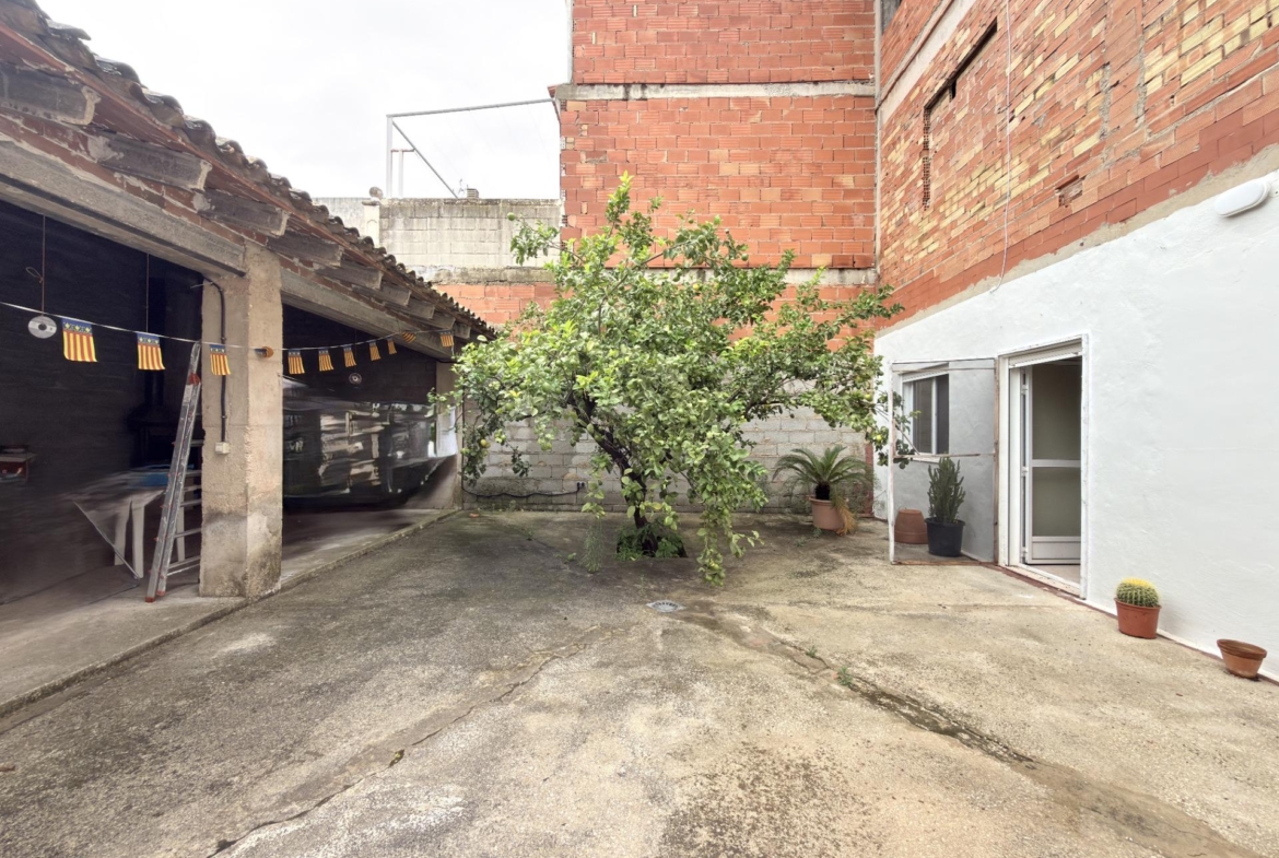 Casa reformada con gran patio y dos plantas diáfanas en Benicolet