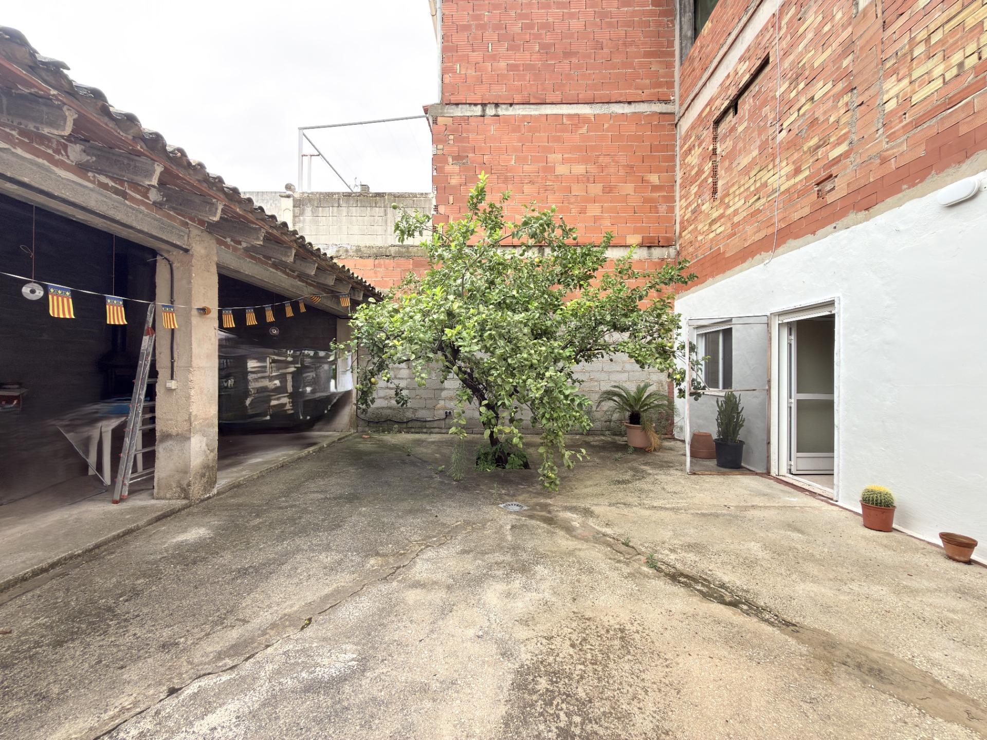 Casa reformada con gran patio y dos plantas diáfanas en Benicolet