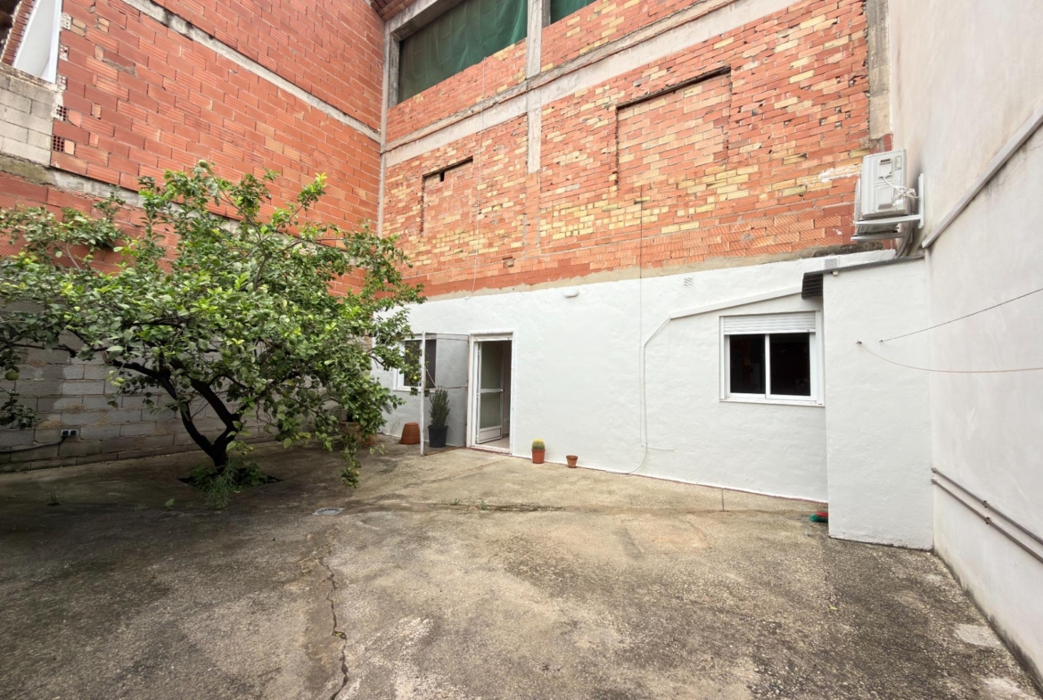 Casa reformada con gran patio y dos plantas diáfanas en Benicolet