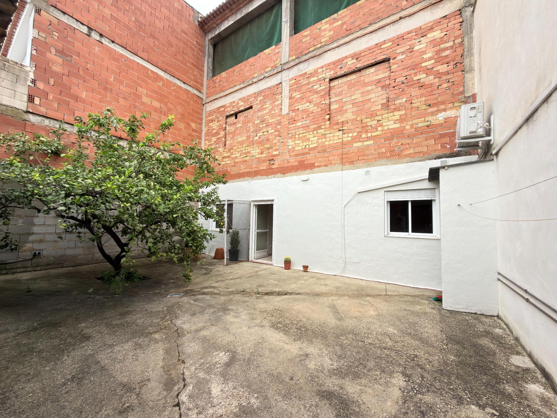 Casa reformada con gran patio y dos plantas diáfanas en Benicolet