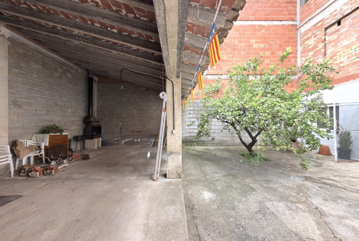Casa reformada con gran patio y dos plantas diáfanas en Benicolet