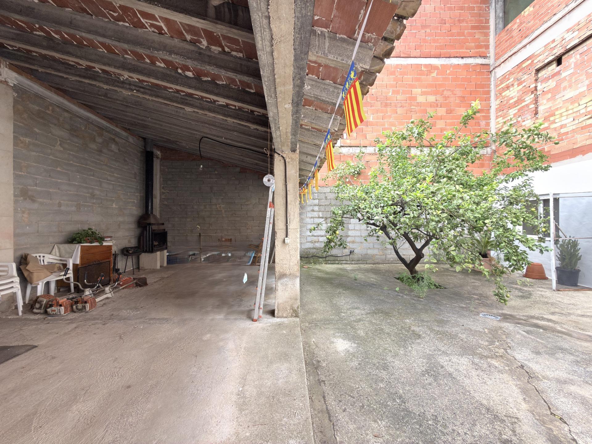 Casa reformada con gran patio y dos plantas diáfanas en Benicolet