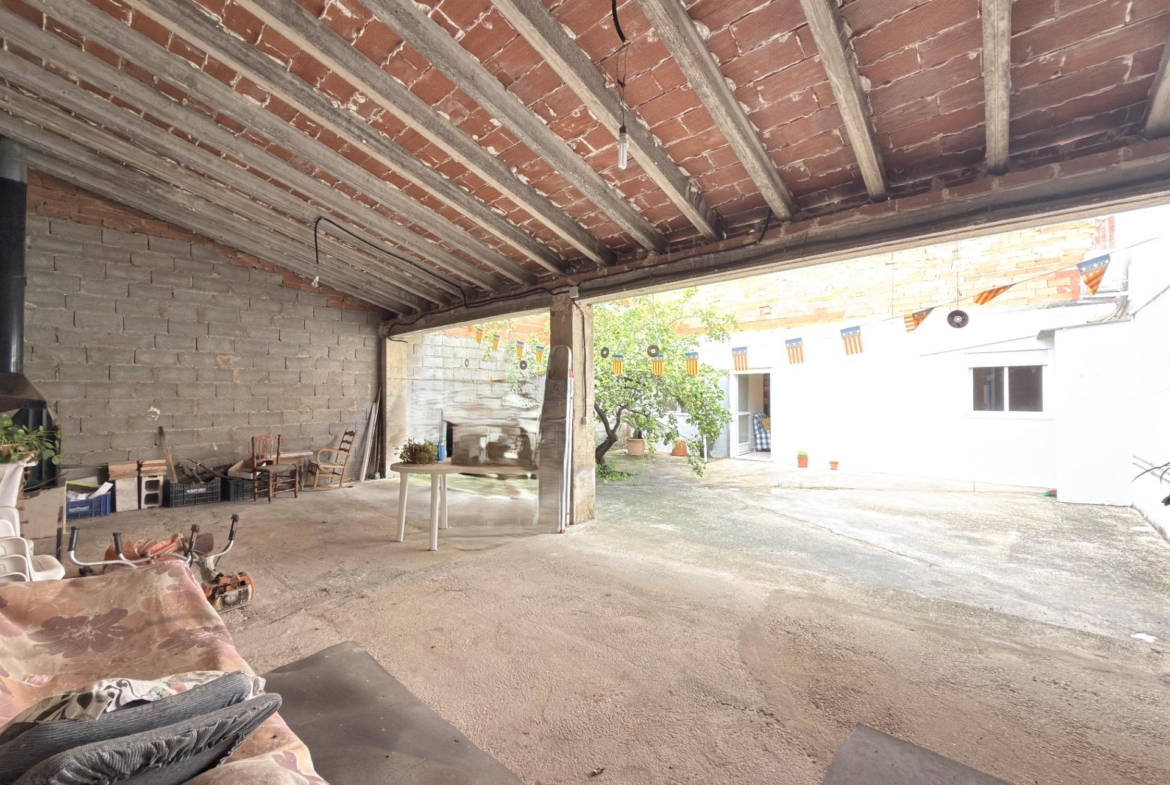 Casa reformada con gran patio y dos plantas diáfanas en Benicolet