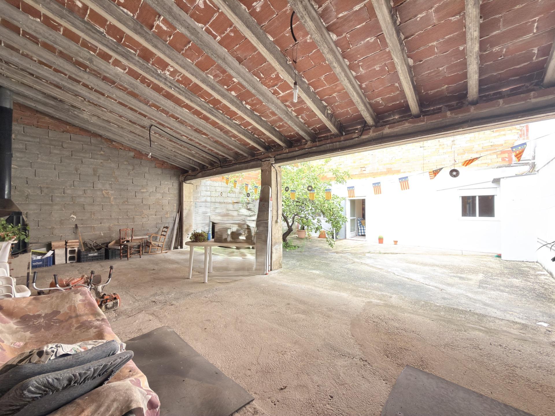 Casa reformada con gran patio y dos plantas diáfanas en Benicolet