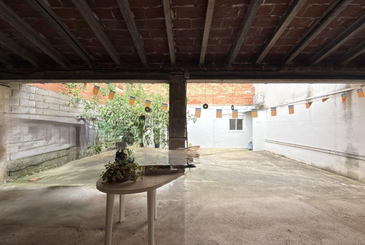 Casa reformada con gran patio y dos plantas diáfanas en Benicolet