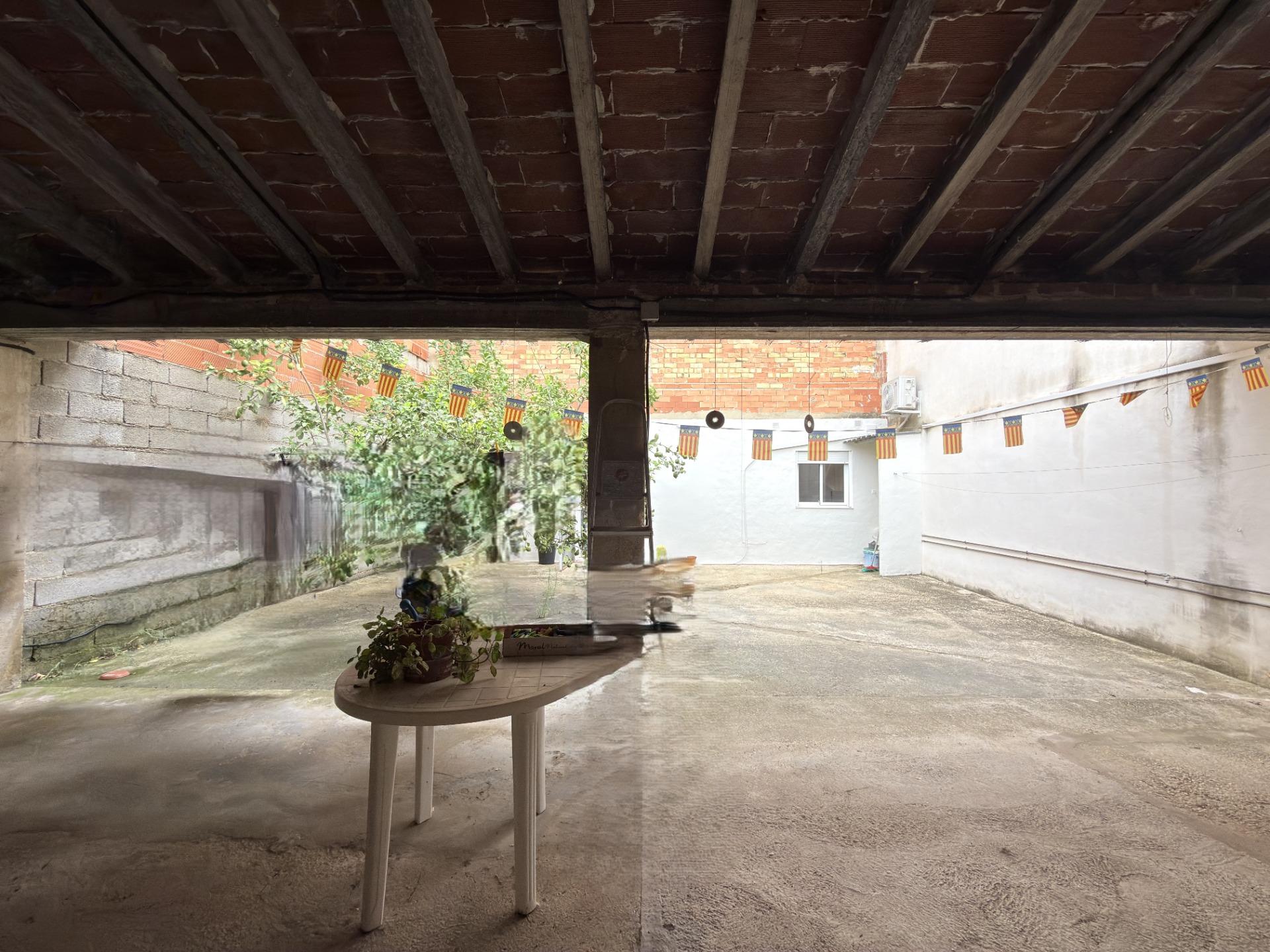 Casa reformada con gran patio y dos plantas diáfanas en Benicolet
