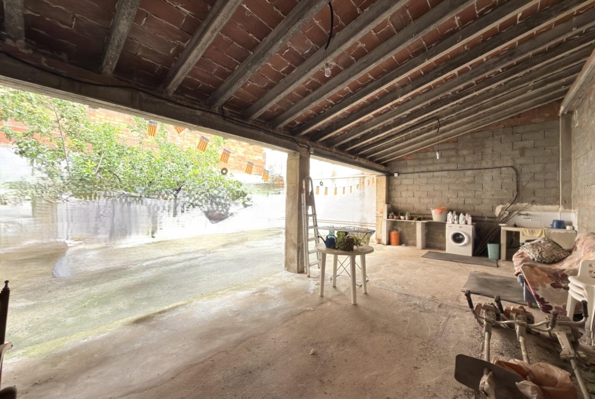 Casa reformada con gran patio y dos plantas diáfanas en Benicolet