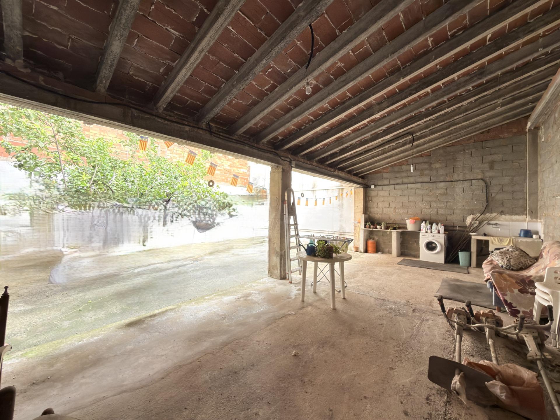 Casa reformada con gran patio y dos plantas diáfanas en Benicolet