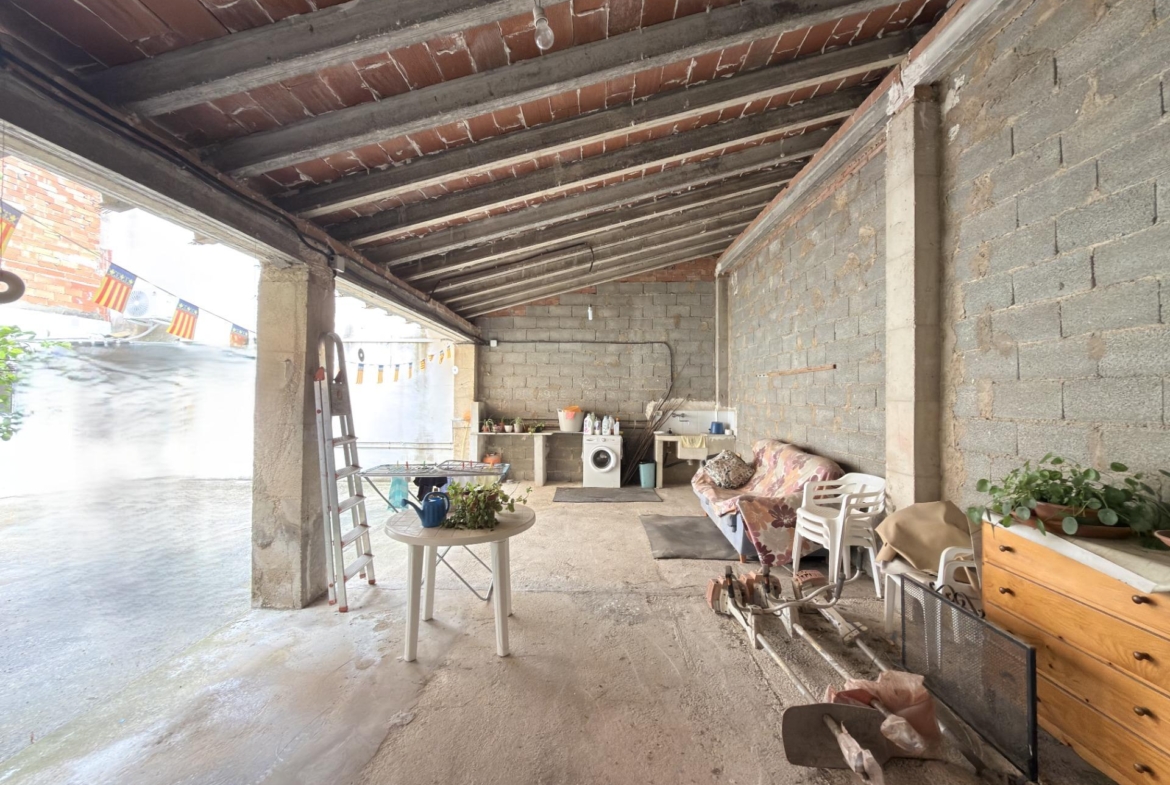 Casa reformada con gran patio y dos plantas diáfanas en Benicolet