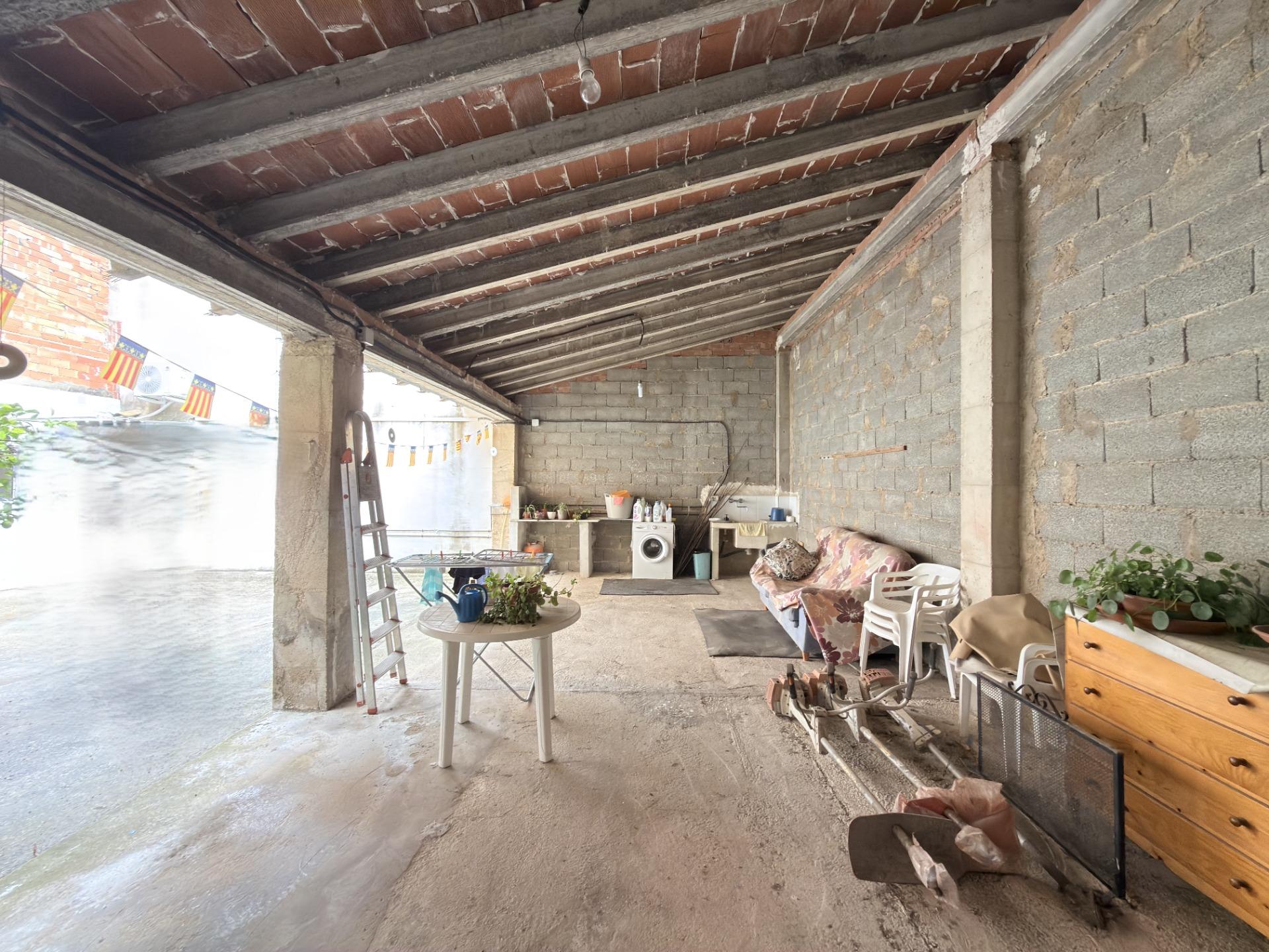 Casa reformada con gran patio y dos plantas diáfanas en Benicolet