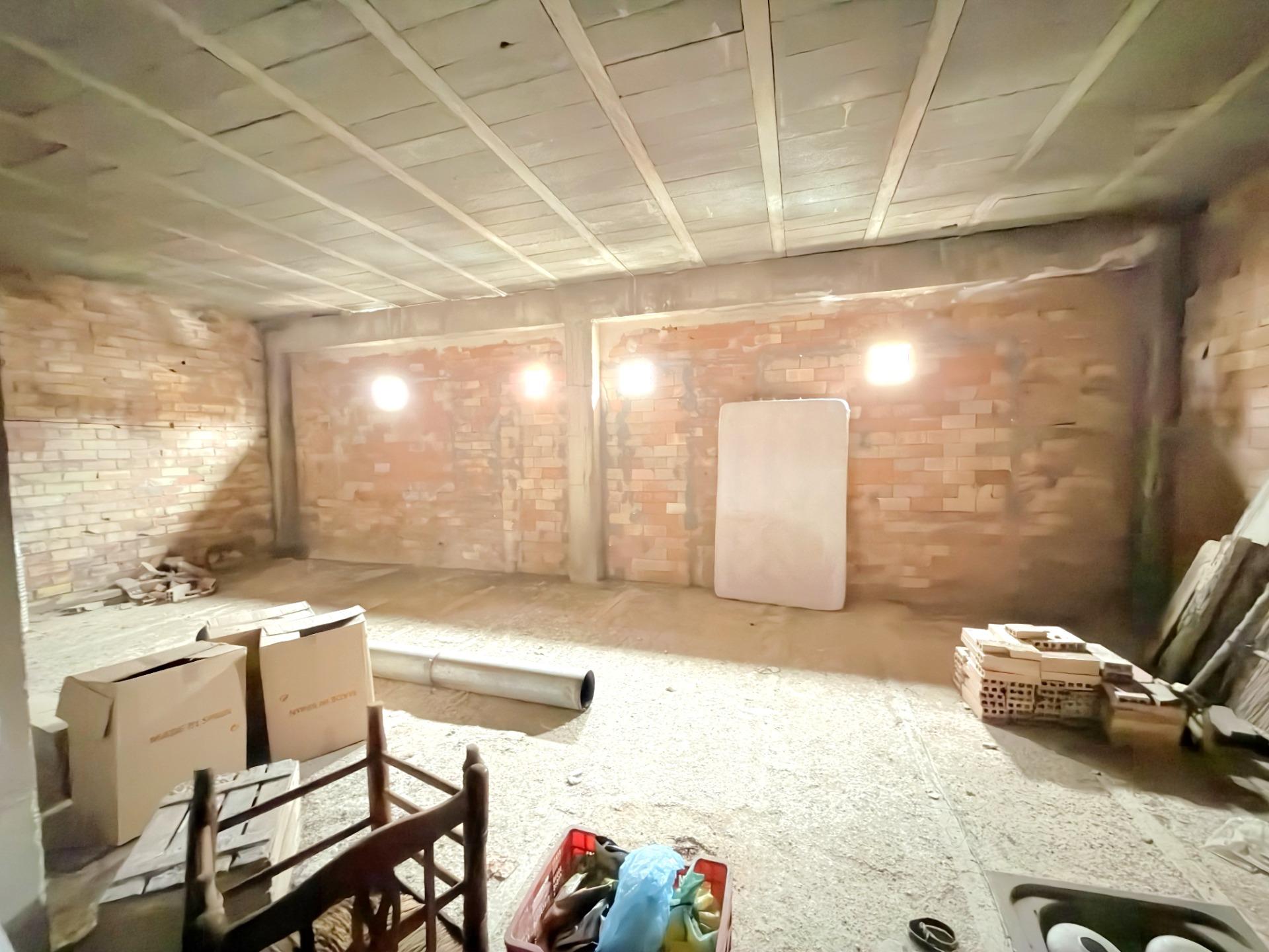 Casa reformada con gran patio y dos plantas diáfanas en Benicolet