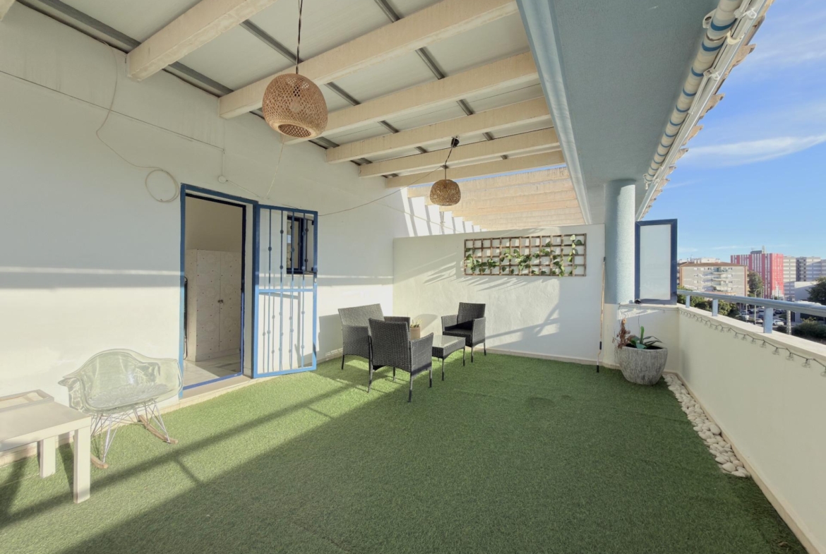 Dúplex en la playa de Gandía con terraza privada, garaje y licencia turística