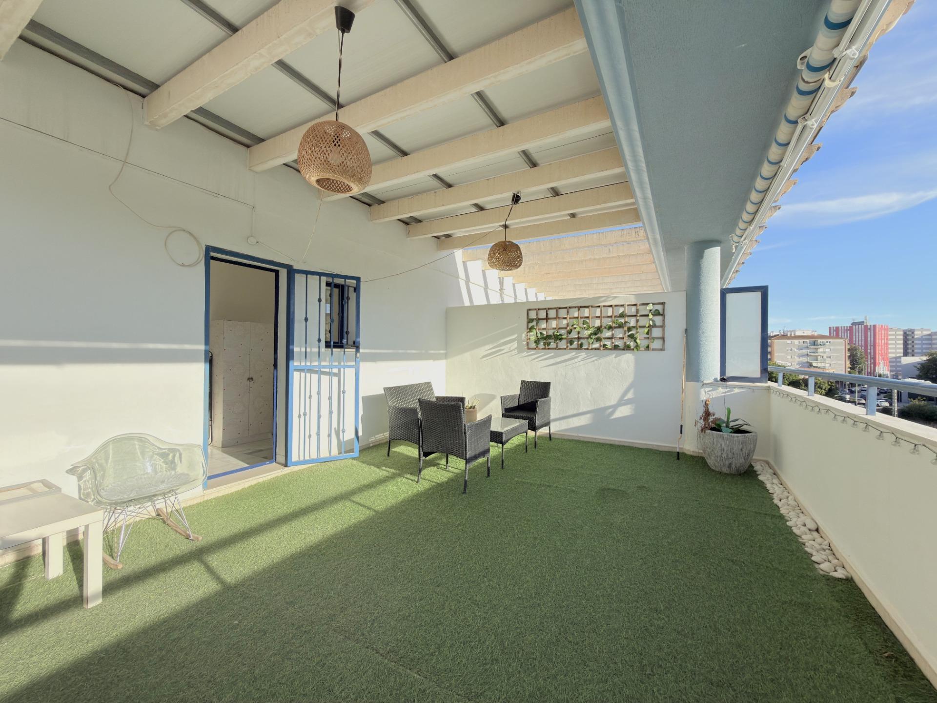 Dúplex en la playa de Gandía con terraza privada, garaje y licencia turística