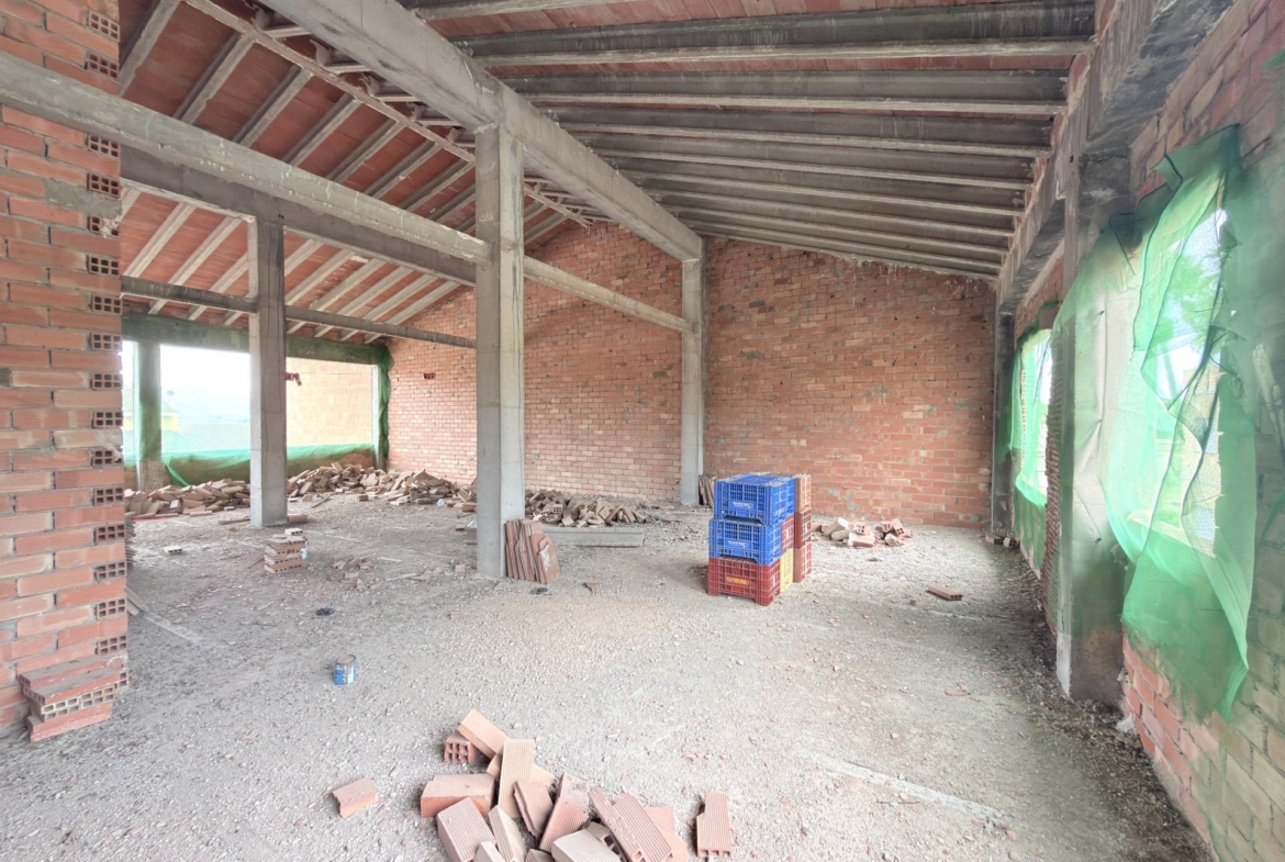 Casa reformada con gran patio y dos plantas diáfanas en Benicolet