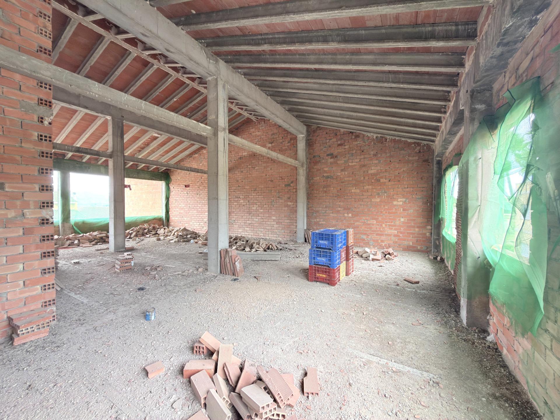 Casa reformada con gran patio y dos plantas diáfanas en Benicolet