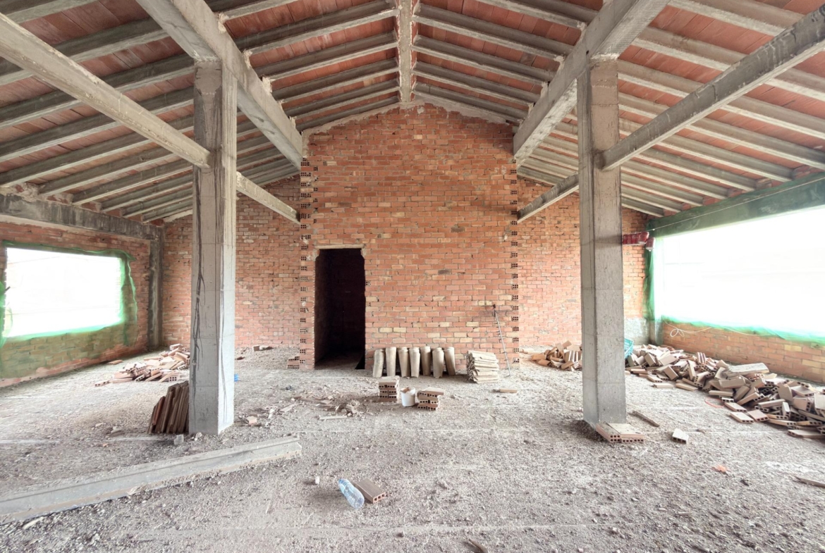 Casa reformada con gran patio y dos plantas diáfanas en Benicolet