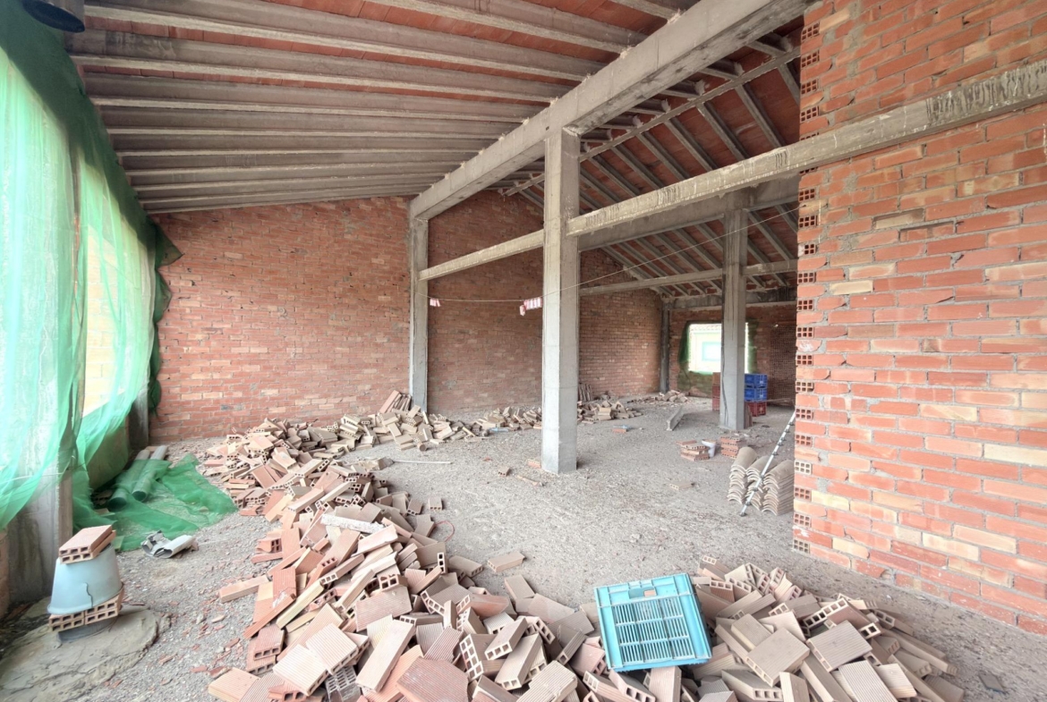 Casa reformada con gran patio y dos plantas diáfanas en Benicolet